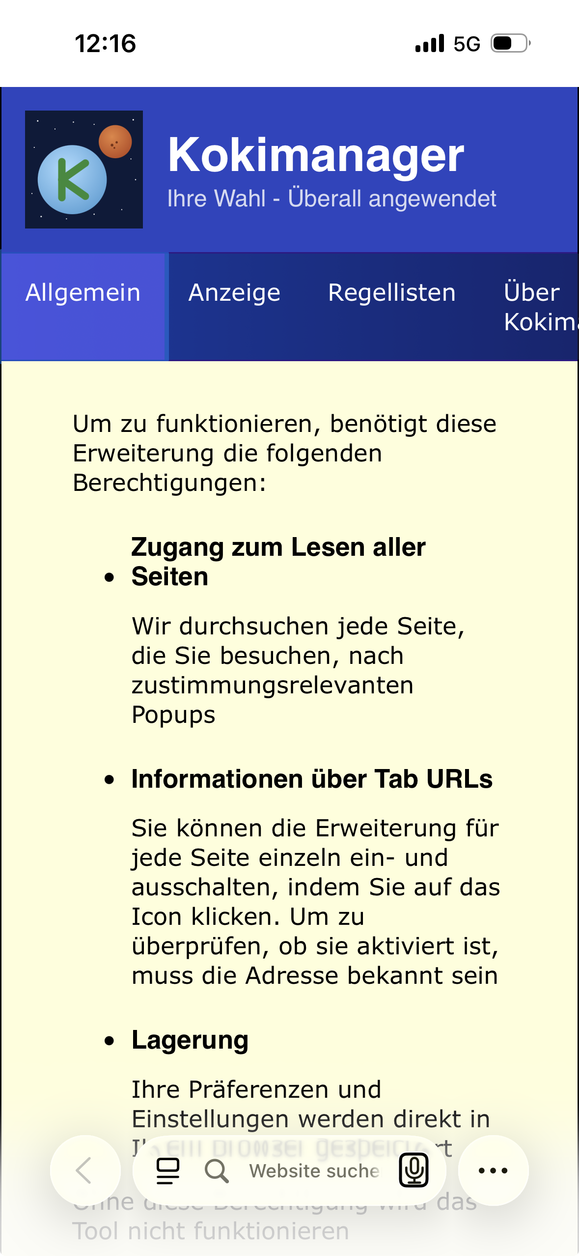Screenshot der Kokimanager-App, geöffnet in Safari auf einem iPhone: oben das App-Symbol mit einem blauen Planeten und grünem „K“, der Titel „Kokimanager“ und der Slogan „Ihre Wahl – Überall angewendet“. Darunter die Reiter „Allgemein“, „Anzeige“, „Regellisten“ und „Über Kokimanager“ sowie eine Liste der benötigten Berechtigungen.