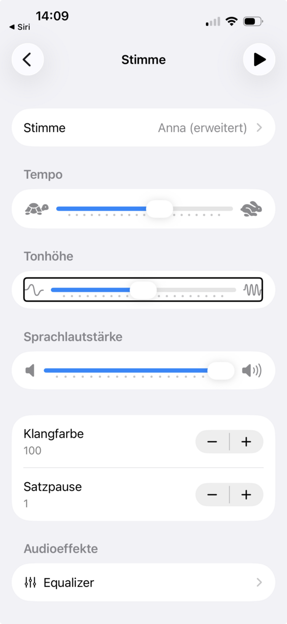 Bildschirm „Stimme“ mit Reglern für Tempo, Tonhöhe, Sprachlautstärke, Klangfarbe und Satzpause.